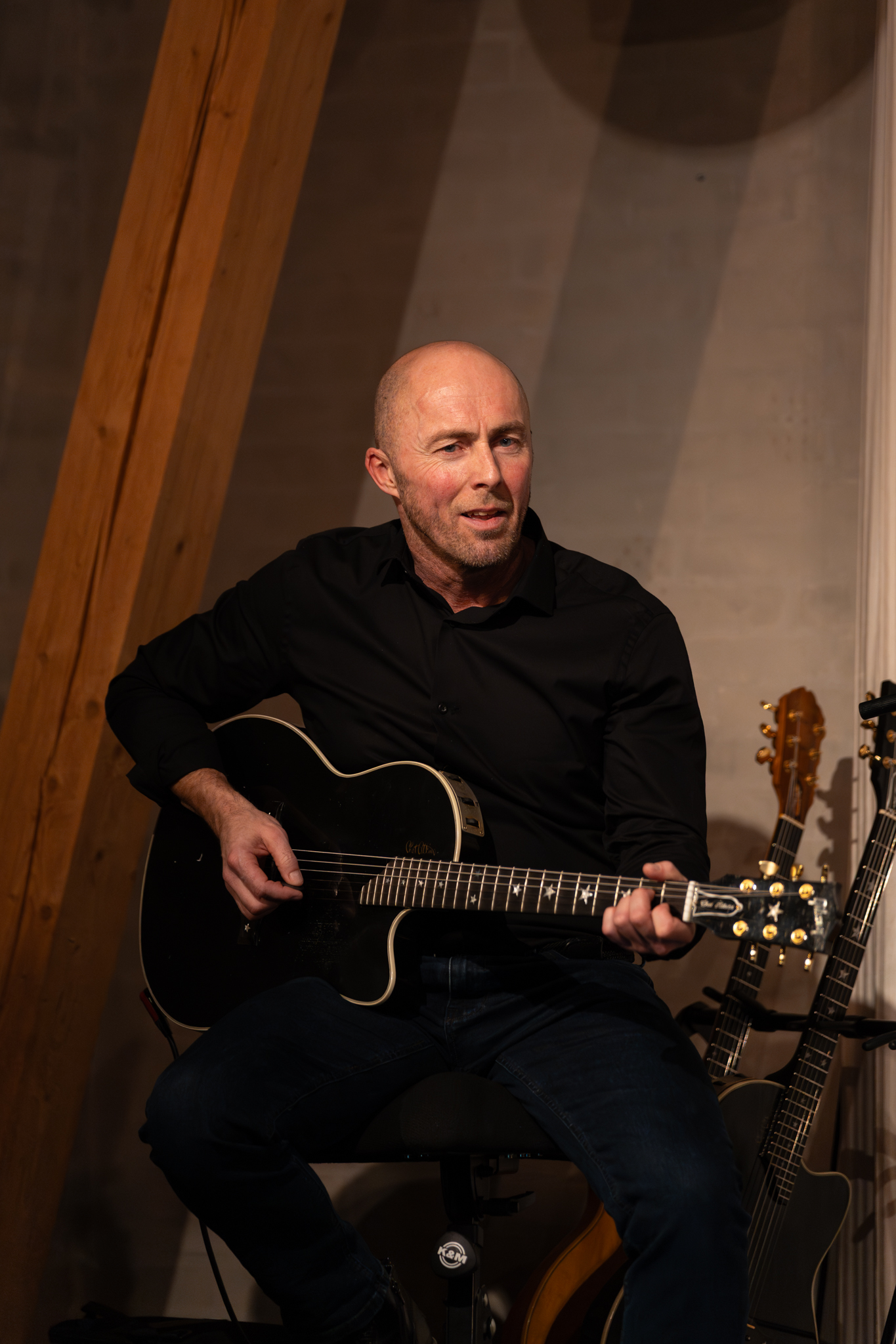 Flemming som spiller guitar i Madsens Menighed.